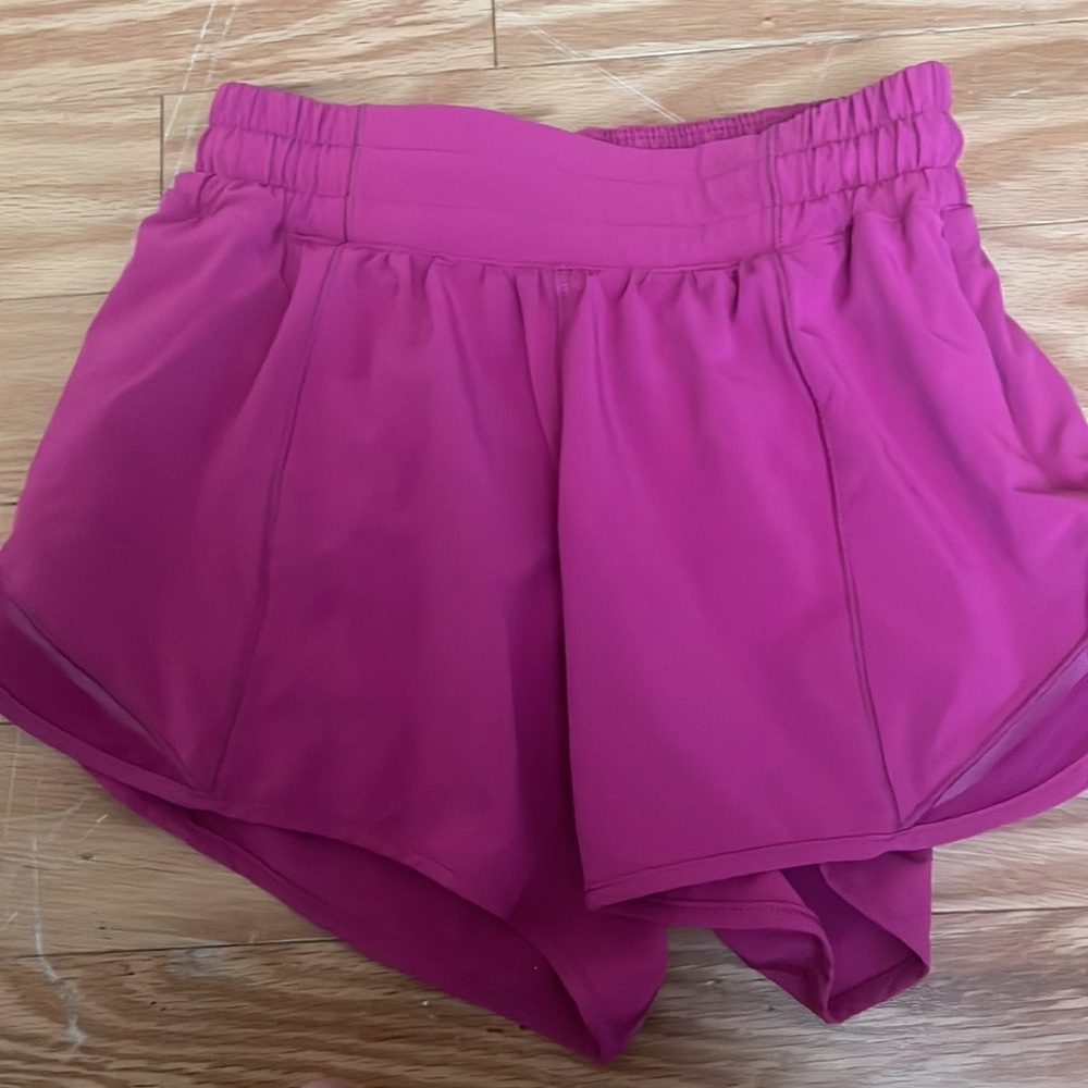Lululemon ripened raspberry Hotty hots size 2 “4 in